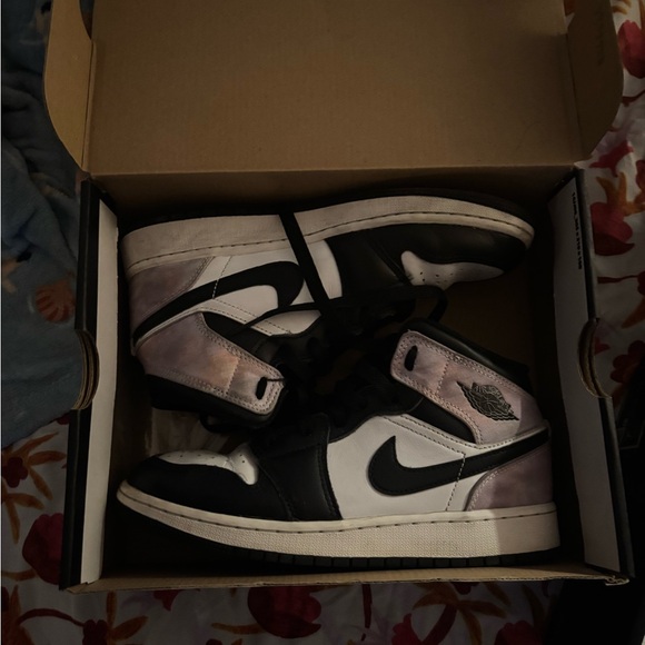 Air Jordan 1 Mid SE (GS) - Picture 7 of 7